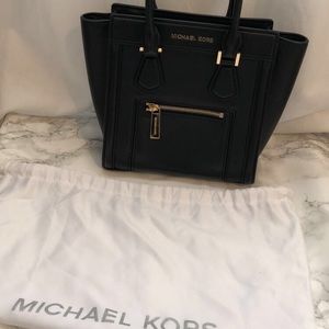 Michael Kors Colette medium messenger bag
